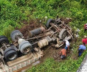 Motorista-fica-ferido-apos-cacamba-cair-de-ponte-na-BR-101-Foto-Reproducao-Ubata-Noticias
