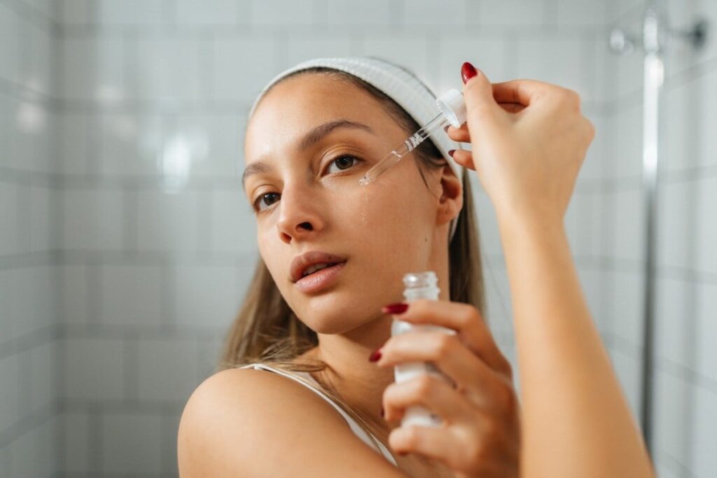 Mulher-fazendo-skincare-Foto-MelkiNimages-iStock