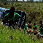 Onibus-com-passageiros-a-caminho-de-evento-politico-tomba-e-deixa-25-feridos-Foto-Portal-Bahia-Extremo-Sul