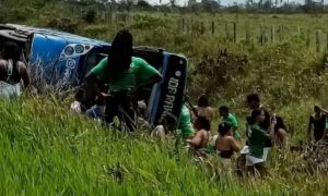 Onibus-com-passageiros-a-caminho-de-evento-politico-tomba-e-deixa-25-feridos-Foto-Portal-Bahia-Extremo-Sul
