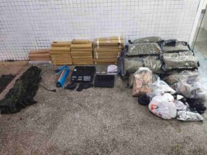 PM-desmonta-deposito-de-drogas-no-bairro-da-Paz