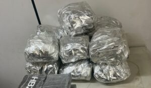 PM-prende-dois-homens-com-13-pacotes-de-maconha-e-10-de-cocaina-em-Feira-de-Santana-foto-divulgacao-