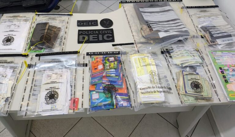Policia-Civil-apreende-269-cartoes-bancarios-e-R-300-mil-em-notas-promissorias-com-dupla-suspeita-de-fraude-foto-divulgacao-