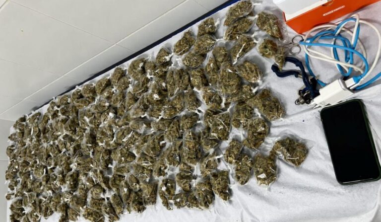 Policia-prende-duas-mulheres-e-apreende-175-porcoes-de-maconha-em-Ondina-foto-reproducao-