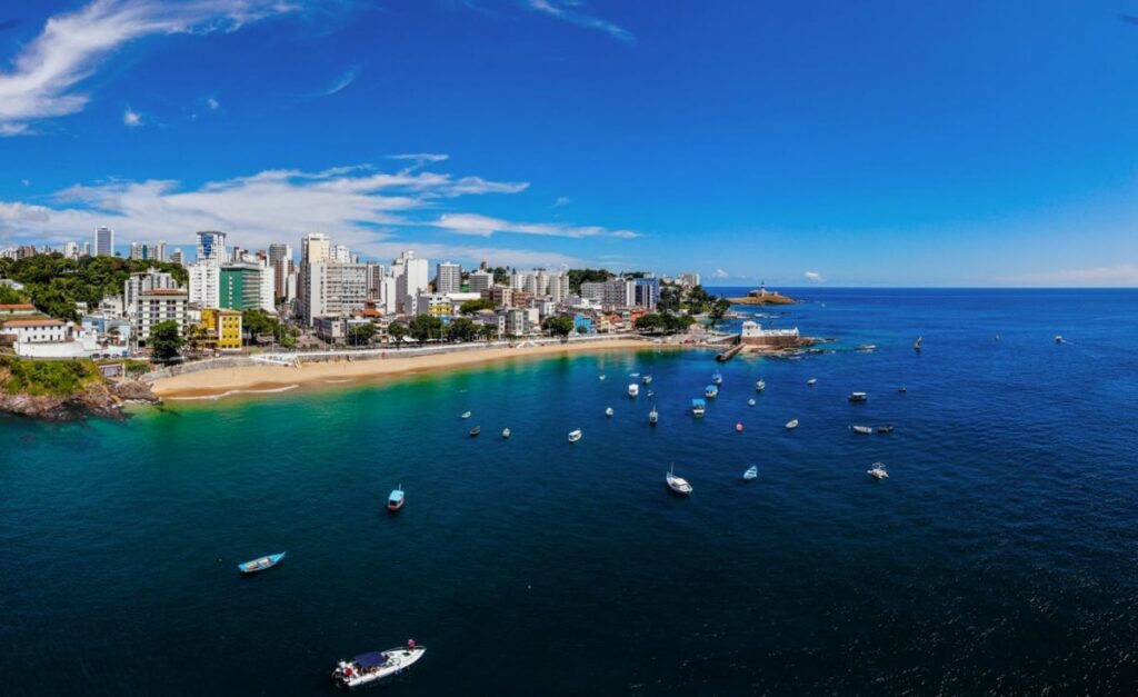 Prefeitura-de-Salvador-instala-boias-no-Porto-da-Barra-para-afastar-embarcacoes-entenda-foto-mar-embarcacoes-Baia-de-todos-os-santos-praia-2