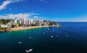 Prefeitura-de-Salvador-instala-boias-no-Porto-da-Barra-para-afastar-embarcacoes-entenda-foto-mar-embarcacoes-Baia-de-todos-os-santos-praia-2