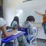 Professora-sala-de-aula-alunos-Foto-Rafa-Neddermeyer-Agencia-Brasil