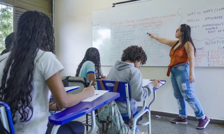 Professora-sala-de-aula-alunos-Foto-Rafa-Neddermeyer-Agencia-Brasil