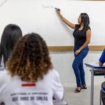 Professora-sala-de-aula-alunos-rede-estadual-Foto-Andre-Fofano