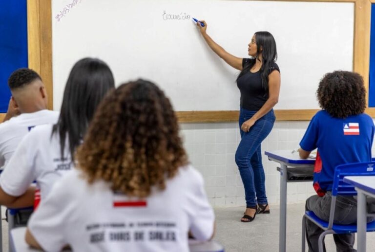 Professora-sala-de-aula-alunos-rede-estadual-Foto-Andre-Fofano