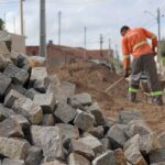 Rua-Linense-no-Papagaio-comeca-a-receber-pavimentacao-e-rede-de-drenagem