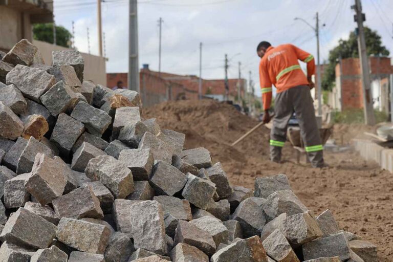 Rua-Linense-no-Papagaio-comeca-a-receber-pavimentacao-e-rede-de-drenagem