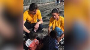 Shawn-Mendes-e-Bruna-Marquezine-participam-de-doacao-de-mais-de-3-mil-quentinhas-no-Rio-Foto-Reproducao-Redes-Sociais-020926