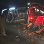 Tres-pessoas-morrem-apos-onibus-colidir-com-carro-de-passeio-na-BA-131-foto-reproducao-