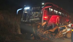 Tres-pessoas-morrem-apos-onibus-colidir-com-carro-de-passeio-na-BA-131-foto-reproducao-