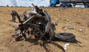 Tres-pessoas-morrem-em-colisao-frontal-entre-carro-e-carreta-na-BR-20-em-Correntina-foto-reproducao-PRF-