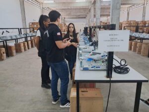 Urnas-eletronicas-de-Amelia-Rodrigues-e-Conceicao-do-Jacuipe-passam-pelo-processo-de-lacracao-no-Polo-de-Urnas-de-Feira-de-Santana