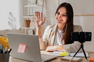 mulher-branca-entrevista-por-video-trabalho-online-home-office-foto-divulgacao-Freepik