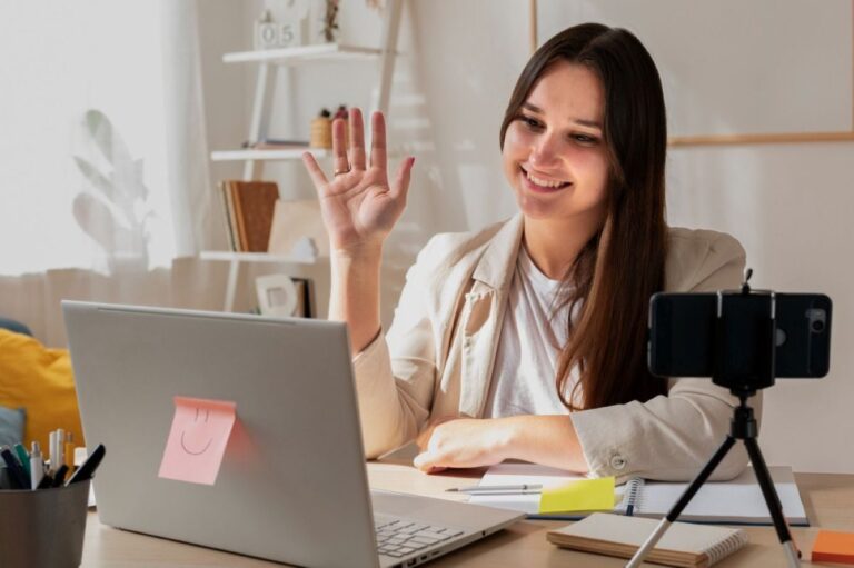 mulher-branca-entrevista-por-video-trabalho-online-home-office-foto-divulgacao-Freepik