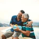 pai-e-filho-idoso-carinho-masculinade-foto-reproducao-