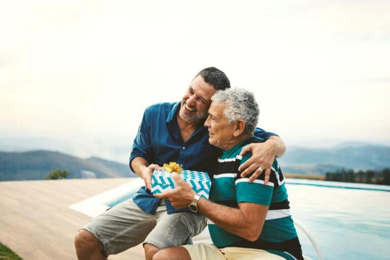 pai-e-filho-idoso-carinho-masculinade-foto-reproducao-