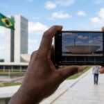 pessoa-tirando-foto-do-Senado-Federal-imagem-gerada-com-auxilio-de-inteligencia-artificial