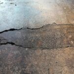 11439056-chao-de-concreto-rachado-quebrado-no-chao-em-casa-ou-estrada-de-rua-abaixar-do-terremoto-gratis-foto