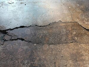 11439056-chao-de-concreto-rachado-quebrado-no-chao-em-casa-ou-estrada-de-rua-abaixar-do-terremoto-gratis-foto