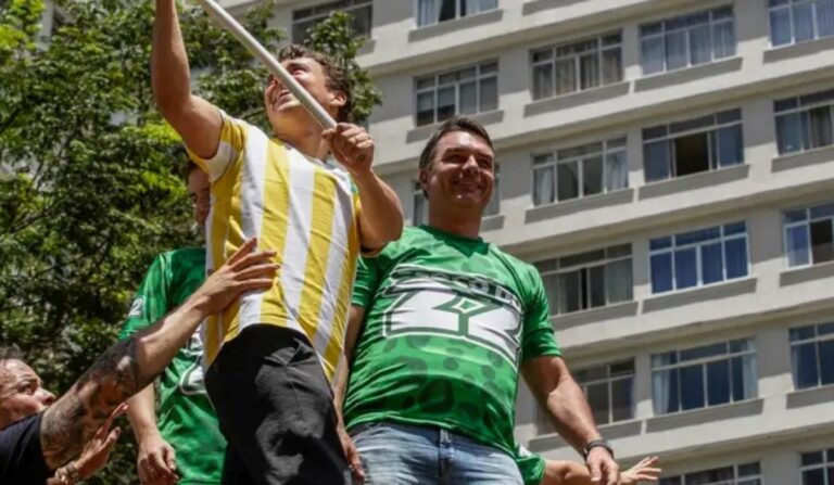 A-uma-semana-do-2o-turno-Flavio-Bolsonaro-realiza-ato-com-grande-publico-na-Paulista-02