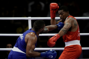 Abner-Teixeira-em-acao-contra-o-equatoriano-Gerlon-Congo-pelas-oitavas-de-final-do-boxe-masculino-categoria-peso-super-pesado-acima-de-92kg