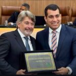 Angelo-Chaves-gerente-geral-da-TV-Subae-recebe-Titulo-de-Cidadao-Feirense-foto-divulgacao-