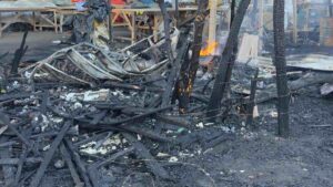 Barraca-incendiada-na-Feirinha-da-Estacao-Nova-5
