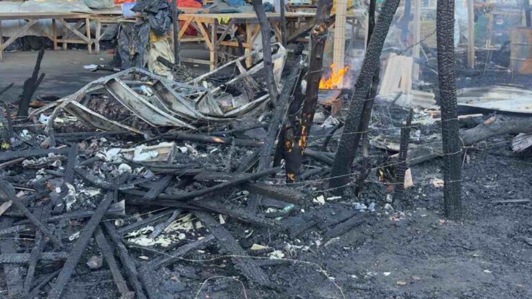 Barraca-incendiada-na-Feirinha-da-Estacao-Nova-5
