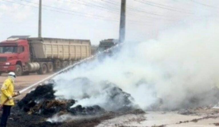 Caminhao-com-carga-de-feno-pega-fogo-na-BR-242-em-Luis-Eduardo-Magalhaes-foto-reproducao-1