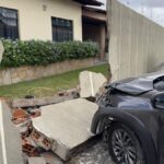 Carro-colide-contra-muro-em-rua-que-acumula-historico-de-acidentes-no-bairro-Capuchinhos-foto-Paulo-Jose-Acorda-Cidade-01