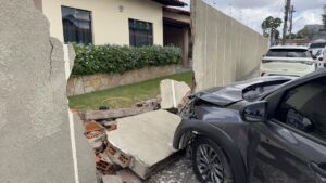 Carro-colide-contra-muro-em-rua-que-acumula-historico-de-acidentes-no-bairro-Capuchinhos-foto-Paulo-Jose-Acorda-Cidade-01