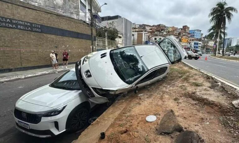 Carro-vai-parar-em-cima-de-veiculos-estacionados-apos-motorista-perder-controle-da-direcao-Foto-Mariana-Barreto-TV-Bahia