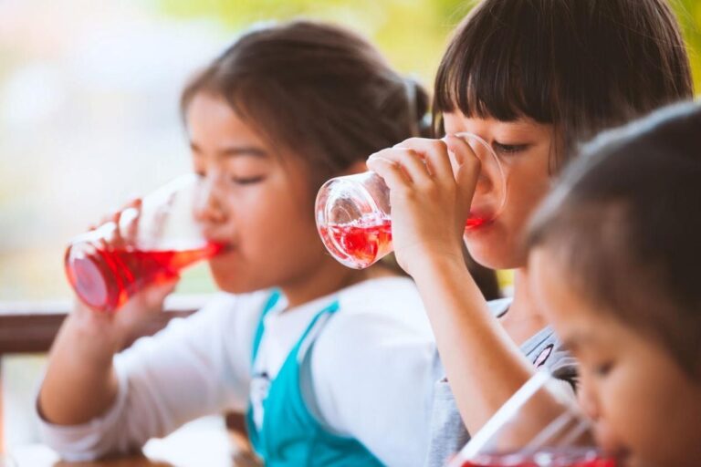 Criancas-bebendo-suco-Foto-iStock-211026