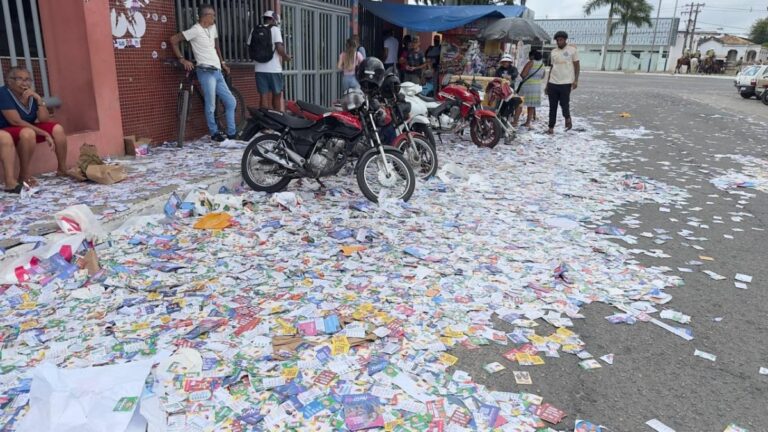 Derrame-de-santinhos-deixa-ruas-de-Feira-de-Santana-tomadas-por-propaganda-eleitoral-irregular-foto-Paulo-jose-Acorda-Cidade-5-1