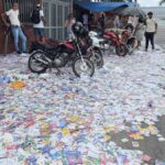 Derrame-de-santinhos-deixa-ruas-de-Feira-de-Santana-tomadas-por-propaganda-eleitoral-irregular-foto-Paulo-jose-Acorda-Cidade-5