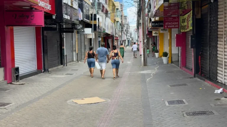 Dia-das-Criancas-ft-paulo-jose-acorda-cidade-natal-comercio-de-Feira-