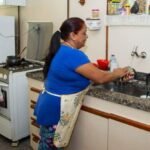 Dona-de-casa-lavando-pratos