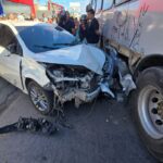 Duas-pessoas-ficam-feridas-apos-carro-colidir-com-onibus-proximo-a-Avenida-Canal-foto-reporudcao-
