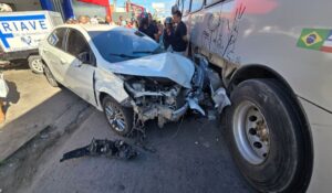 Duas-pessoas-ficam-feridas-apos-carro-colidir-com-onibus-proximo-a-Avenida-Canal-foto-reporudcao-