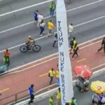 Em-ato-de-apoio-a-Flavio-Bolsonaro-grupo-leva-missil-inflavel-com-pedido-para-Trump-jogar-bomba-nuclear-no-Brasil-foto-reproducao-