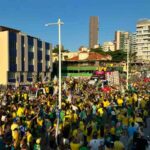 Flavio-Bolsonaro-em-passeata-em-Salvador-Foto-Malu-Vieira-g1