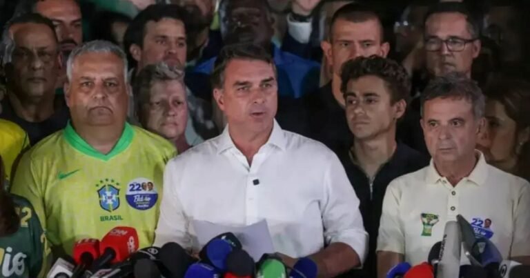 Flavio-Bolsonaro-em-pronunciamento-apos-apuracao-Foto-Joedson-Alves-Agencia-Brasil-1