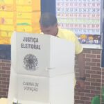 Flavio-Bolsonaro-vota-na-Zona-Norte-do-Rio-de-Janeiro-no-inicio-deste-domingo-foto-reproducao-Tv-globo-