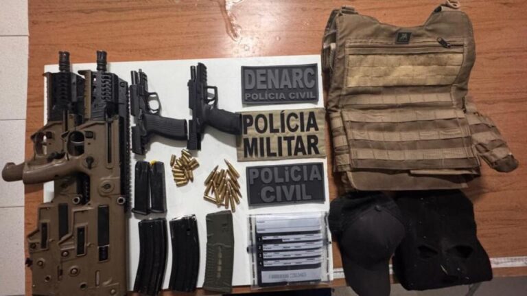 Fuzis-e-pistolas-apreendidos-apos-confronto-na-BR-367-Foto-Reproducao-Radar-News