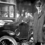 Henry-Ford-com-o-modelo-T-de-1921-e1792439295602